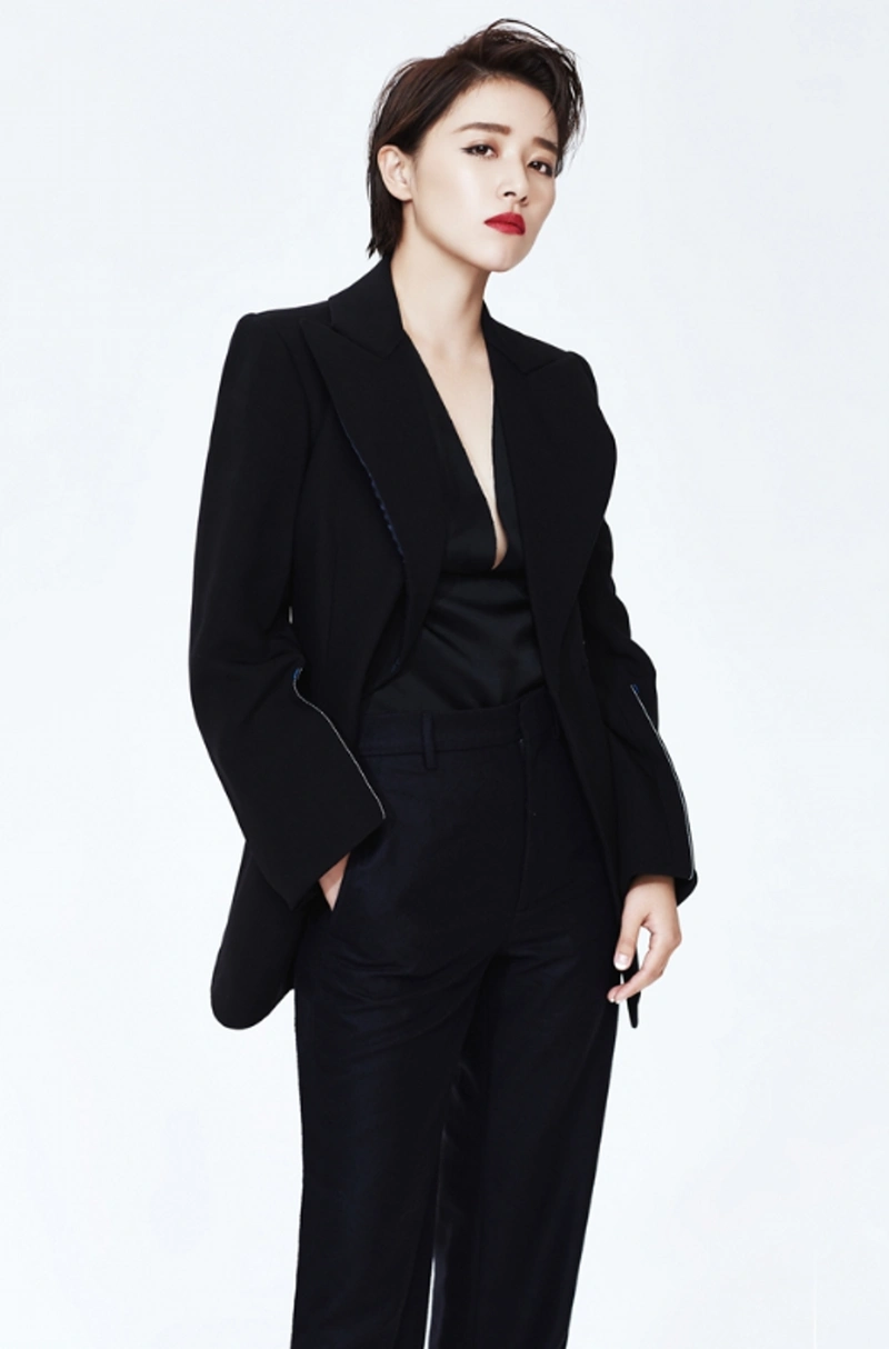 俏皮女星阚清子西装写真,气质高冷,女人味十足!