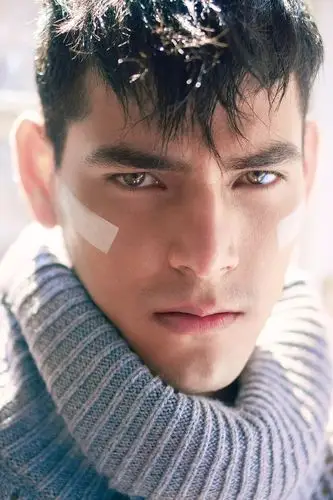 look strong with your eyes眼神坚定,目光炯炯look straight into