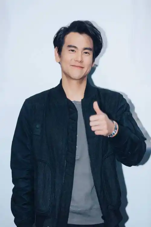 彭于晏遭路人跟拍,心生怒火直竖中指,举止粗鲁粉丝大为失望_媒体_网友