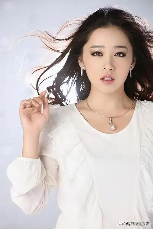 因长相太美被老师骂"狐狸",被迫穿露骨衣服,她的魅力有多大?