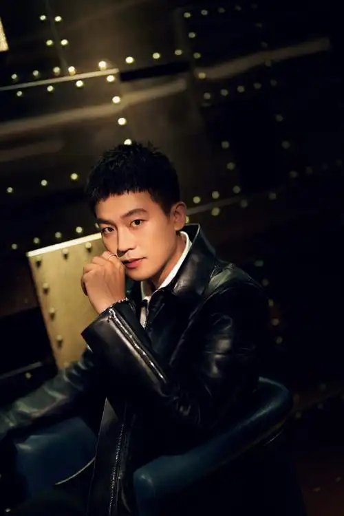 欧豪露酒窝甜笑##欧豪穿皮衣甜笑反差感