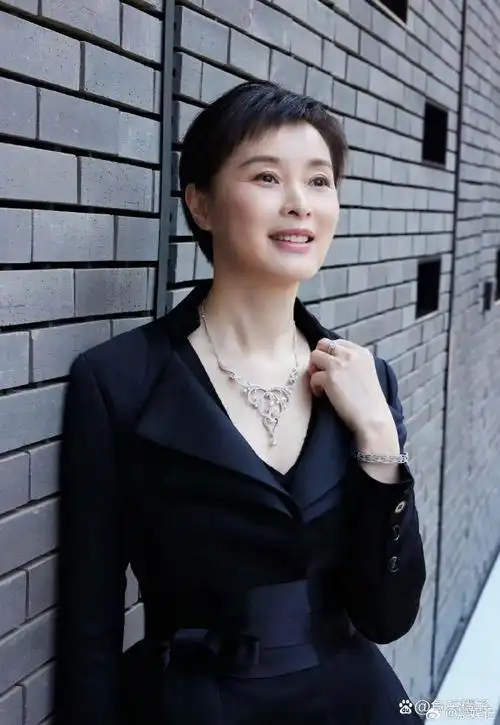 吴越的美全在这淡淡的笑容里,主打一种优雅从容的既视感.