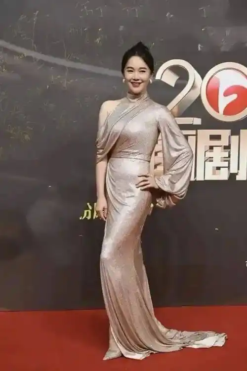 原创左小青泳衣下水近照曝光曲美丰腴身材惹网友心动真是太好看了