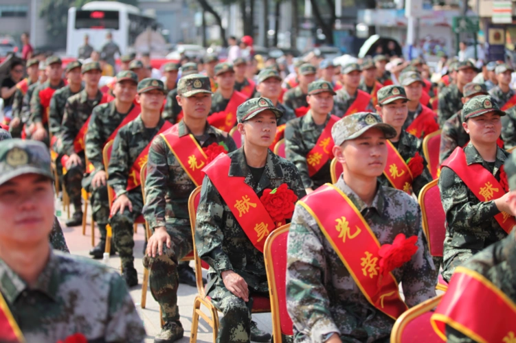 仪式上,父母依依不舍地为孩子们整理入伍光荣的绶带和大红花,拥抱告别