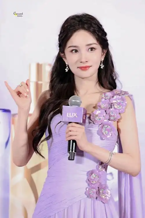 杨幂g社生图##杨幂吻樱桃##杨幂力士洗护发大中华区代言人##今日星拍