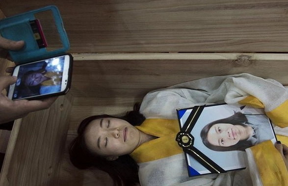 城会玩!韩国"棺材学院"穿寿衣"入殓"体验死亡