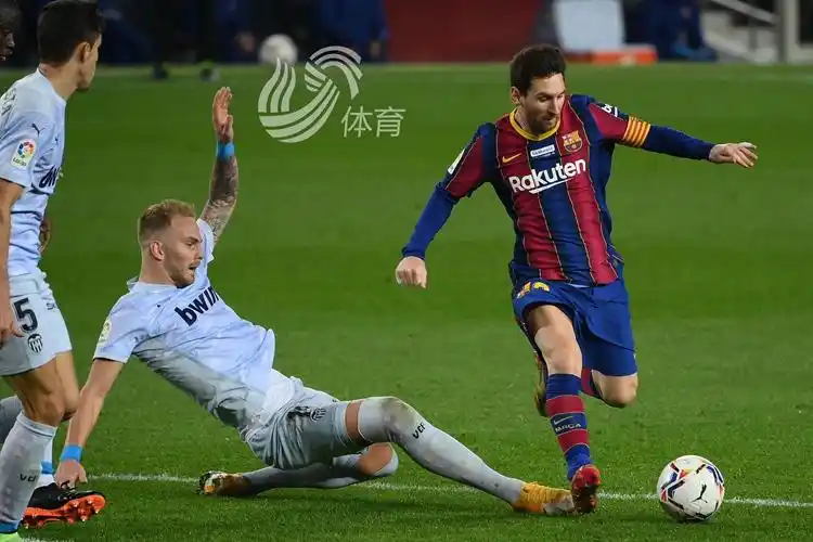 梅西盘带过人.(图源:视觉中国)