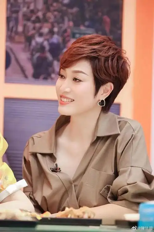 55岁陈法蓉最新写真她让我明白脸大的女人更好看