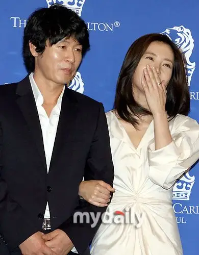 图文薛景求宋允儿举行发布会两人表情甜蜜