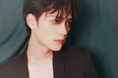 刘宸羽超a写真曝光慵懒不羁凸显少年魅力