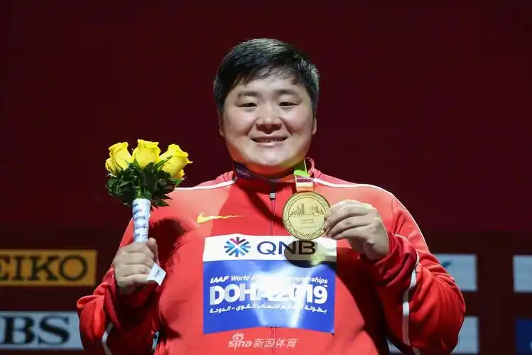 田径世锦赛女子铅球颁奖 巩立姣摘金