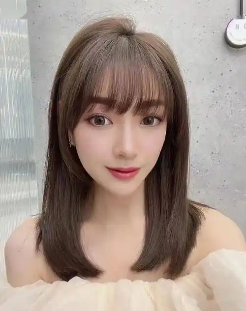 不烫不染也会非常好看减龄,那就是剪一款高层次感的发型,把发型的形状