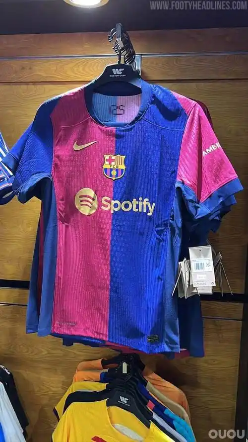 多地目击巴萨新赛季主场球衣在实体店上架