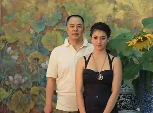 65岁张铁林近照曝光,白发苍苍老态明显,与小女友国外安度晚年