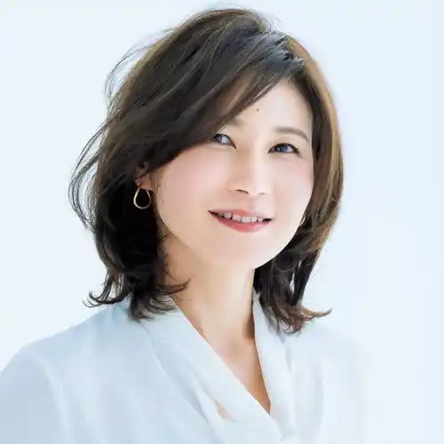 告别大妈感,45岁女性必备的10款"锁骨卷"发型:既时髦又气质