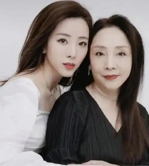 李思思罕见晒全家福!母亲颜值比她还高,优雅大气,一对母女花