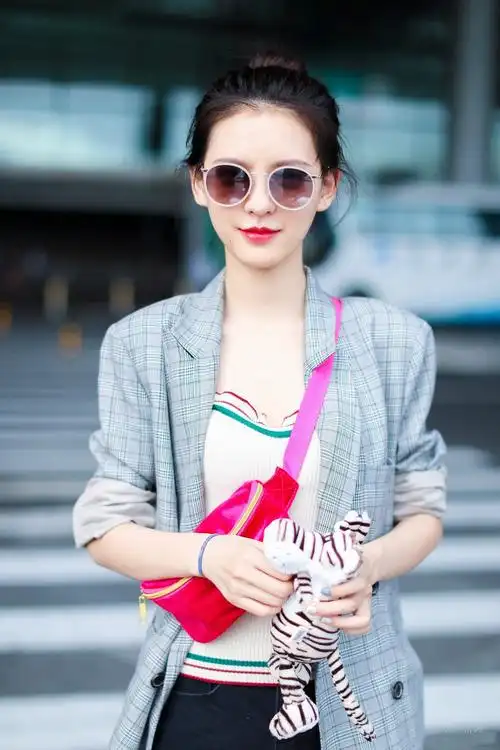 张予曦太拼了,短裤直接破到大腿根,网友:男友不在就敢放肆穿?