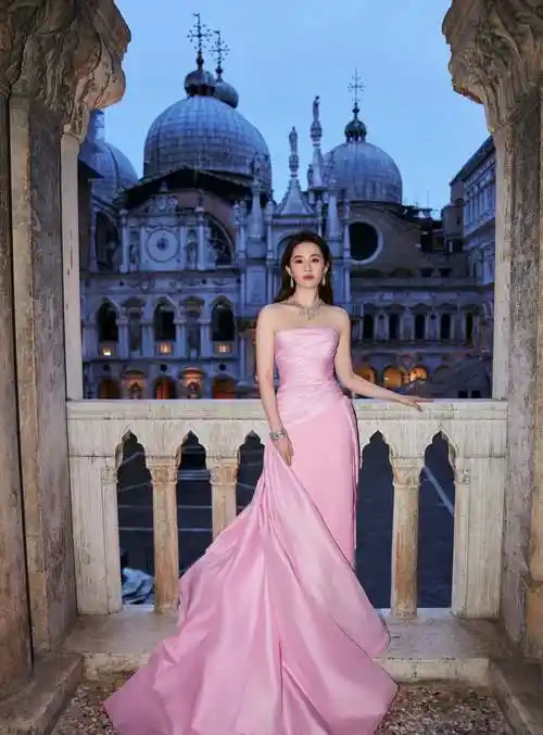 刘亦菲粉色礼服惊艳亮相威尼斯,展现完美身材和优雅个性_时尚_性格