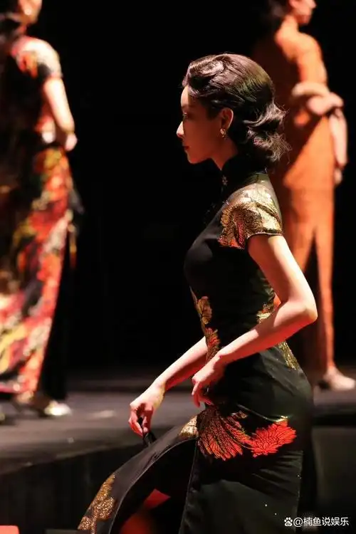 被倪妮的旗袍美到了,一颦一笑风情万种,梦回《金陵十三钗》