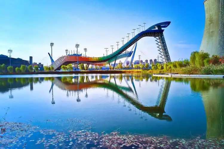 2022北京冬奥会比赛场馆滑雪大跳台高跟鞋水面倒影城市地标