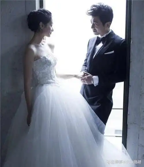 林宥嘉和丁文琪的婚纱照看上去就是生活日常却蕴含着甜蜜的活力吴京和