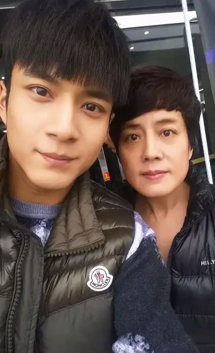 带你参观韩东君的家,厨房比别人家客厅还大,在家也是个小吃货