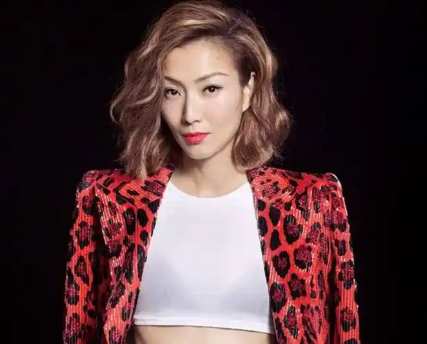 48岁郑秀文近照:和伏明霞一起庆生,嘟嘴卖萌气色好_照片_许志安_友谊