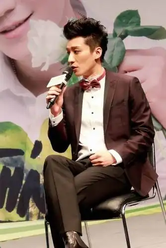 乔任梁粉丝见面会 跪地秀瑜伽"裤子崩坏"