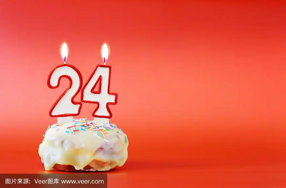 二十四岁生日.杯形蛋糕,上面有燃烧着的白色蜡烛,呈24号的形状.