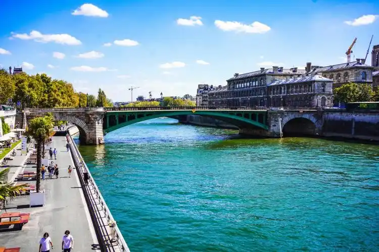 巴黎塞纳河畔左岸的咖啡