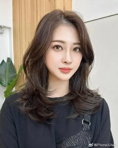 最美中长发,就选微微造型烫,自然时尚不夸张