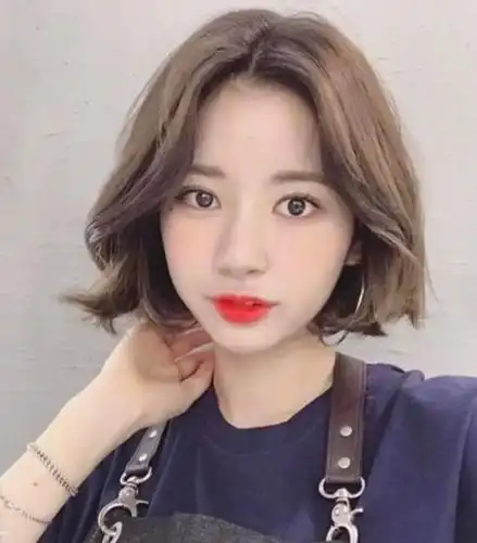 自然卷顾名思义就是利用头发的自然卷度留出来的短发,这种发型不用