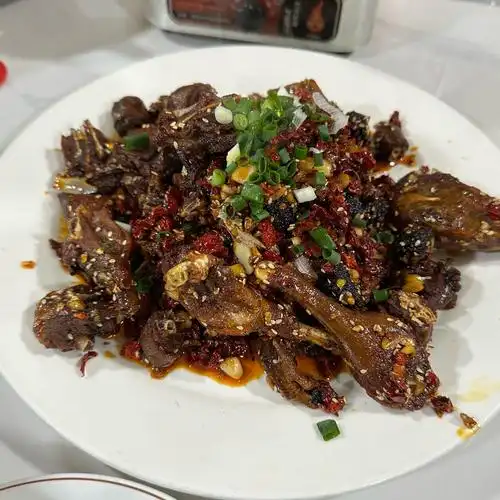 超级推荐香酥梅子鸭 很酥脆很香 
花花牛肉超级下饭 
香干嫩嫩的