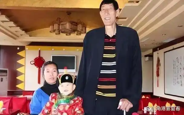 中国巨人鲍喜顺:不听医生劝告硬是生下一子,儿子如今多高了