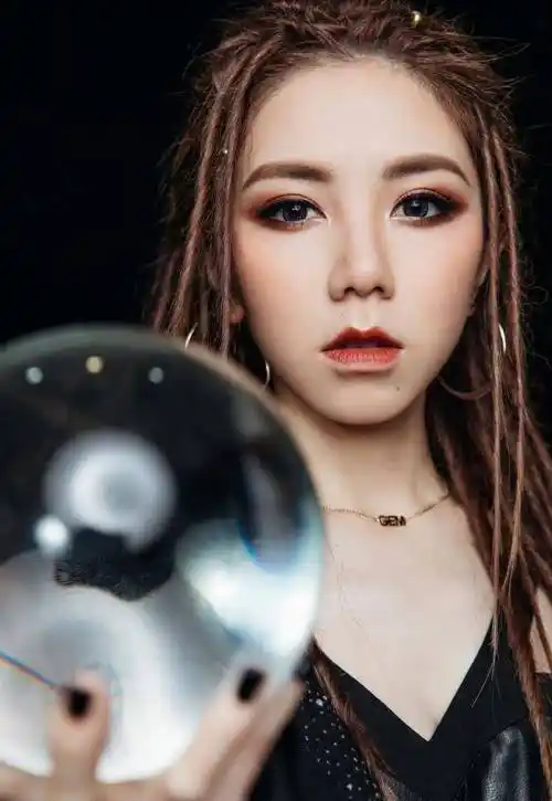 乐坛小歌后邓紫棋,不再穿皮裤后,重塑起自己的时尚路_感觉_衣服_白色