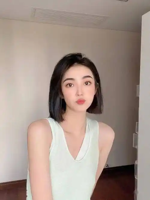 "一刀切"短发,展现优美的锁骨线条,性感又撩人_女生_发型_层次