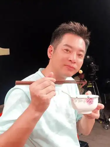 他曾是湖南台最早出名的主持人"一哥",当红时却突然隐退:原因是这个