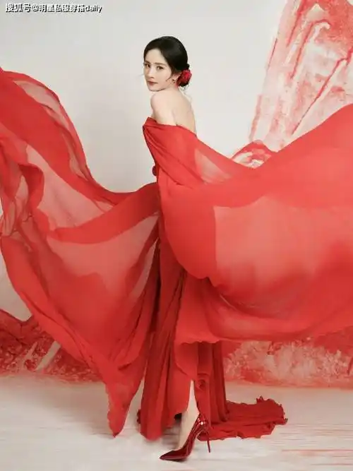 杨幂这次真的"很拼"!连换2套高定穿搭,一红一白的狐妖小红娘