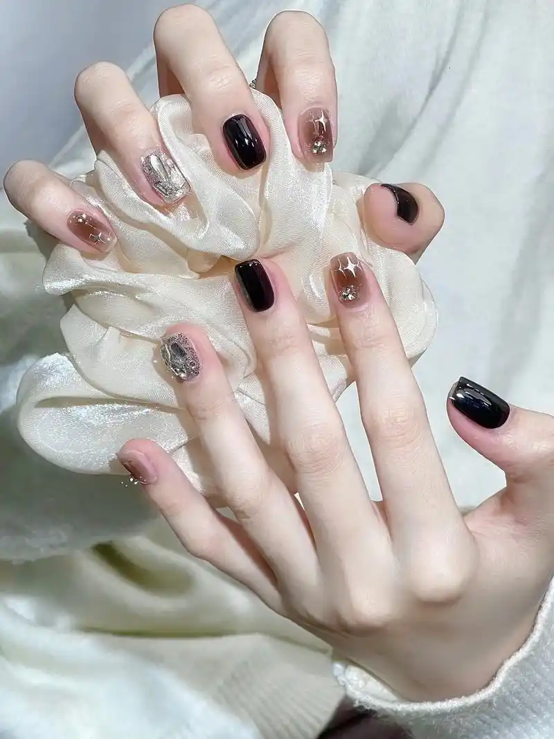 这是我的手夏日显白神器!高级泰裤辣!#美甲 #穿戴甲 #短甲 - 抖音