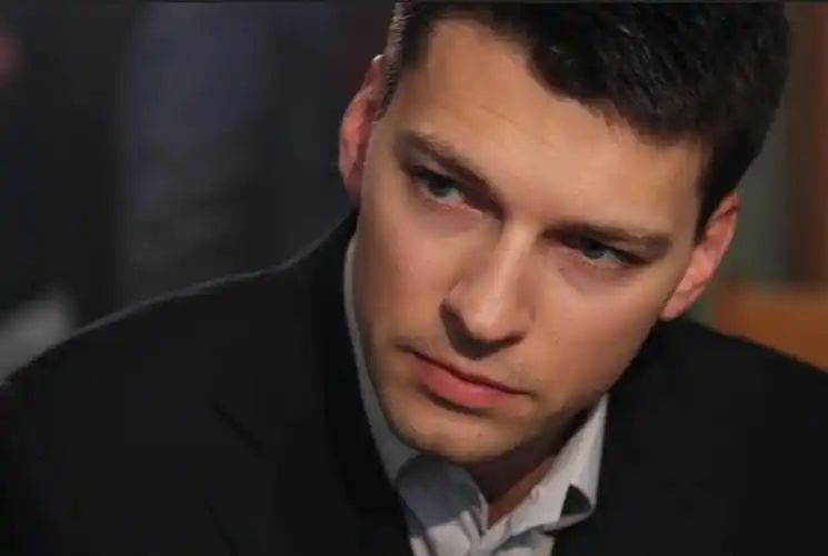 丹尼尔·斯特拉霍夫(俄罗斯男演员)_尚可名片