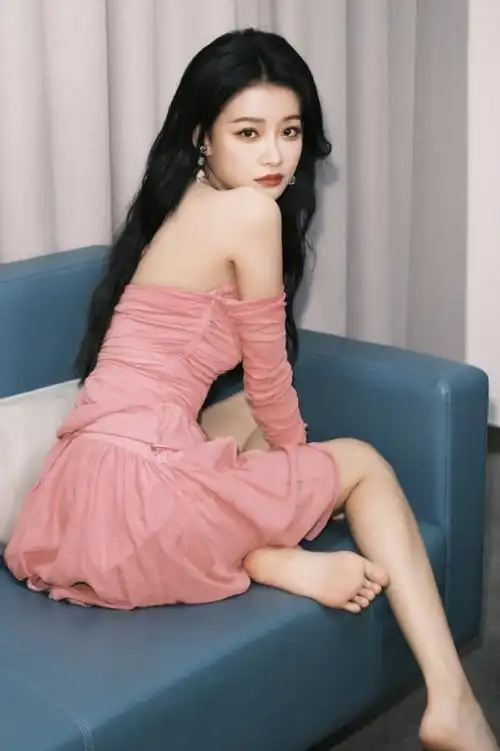 孙怡陪女儿骑自行车#早上好,发一些孙怡美美的照片