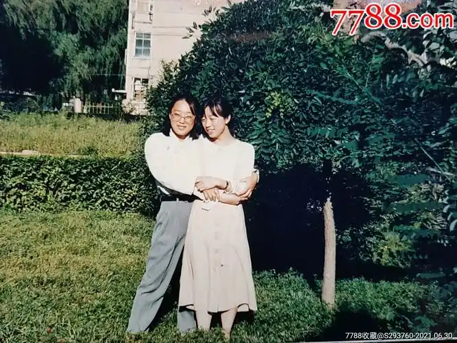 美女合影-价格:10.0000元-se81137885-老照片-零售-7788票证网