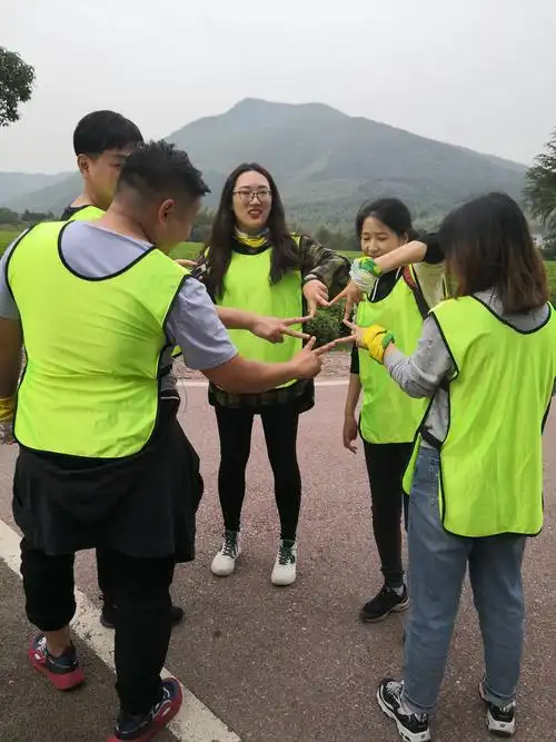 五人用手指摆成"v"字造型合成的五角星,果断通过考核