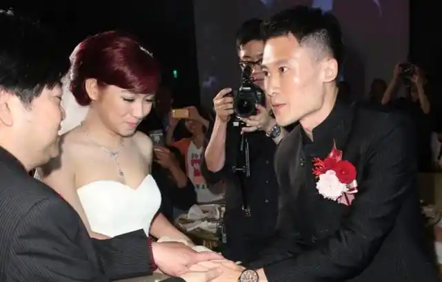 台湾女星米可白与亿万富豪老公一年前离婚两人同时公开发声