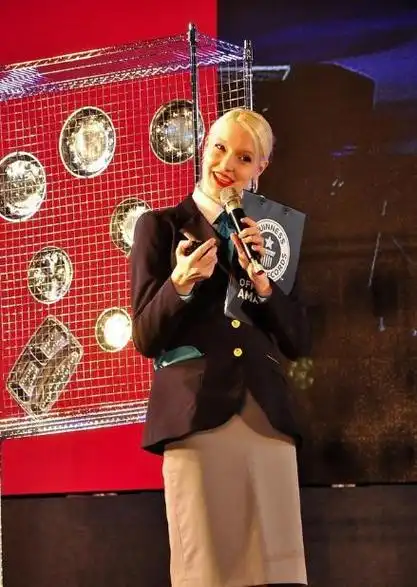 37岁撒贝宁老婆近照曝光,素颜全程未露正脸,赘肉引网友热议|李白|武汉