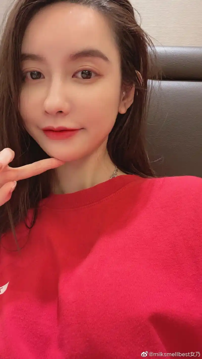 网红张大奕晒美食照,不锈钢盘子倒影疑似为蒋凡,网友议论纷纷