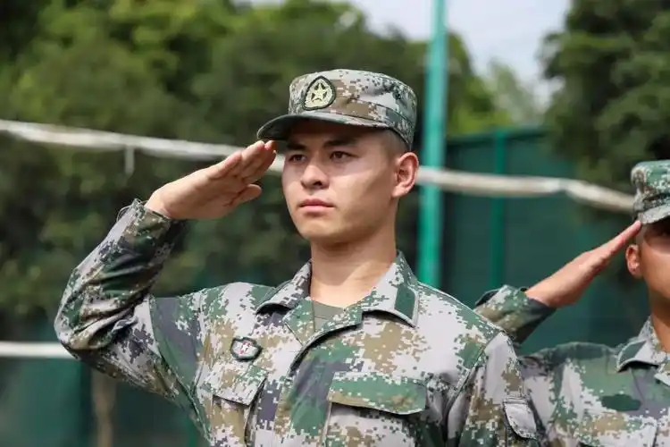稍息!立正!报告教官,参训小云彩已集合完毕!_云南财经大学_零二七艺考