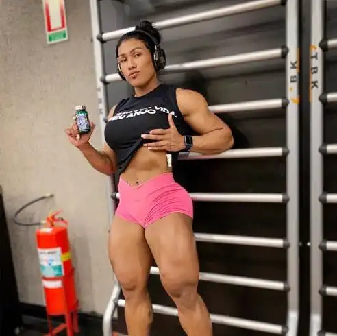 巴西健身女狂人10年练成肌肉悍女力量让男人汗颜