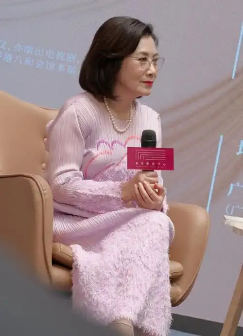 汪明荃与老伴出游!她76岁嫩似少女,77岁罗家英老成爷爷辈