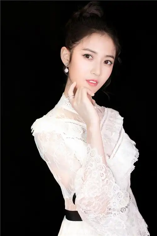 组图:唐嫣化身人鱼公主超惊艳 携旗下众艺人出席盛典引关注_高清图集